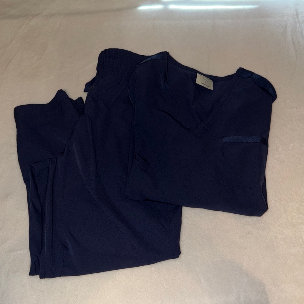 Women’s Whisperlite Scrub set, size Medium/Medium Petite